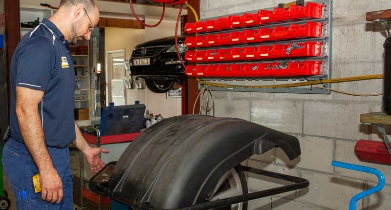 nambour tyre mechanic checking tyre pressure of detached tyre to do wheel balancing wheel alignment sunshine coast